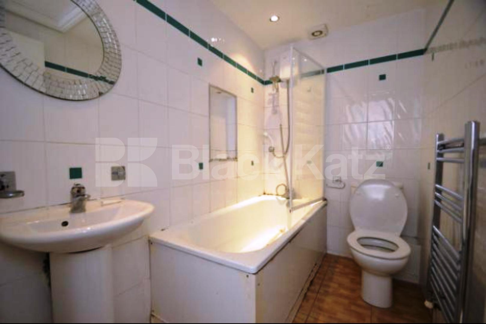 			GOOD FOR 3 SHARERS!, 2 Bedroom, 1 bath, 1 reception Flat			 Holloway Road, HOLLOWAY/ARCHWAY 